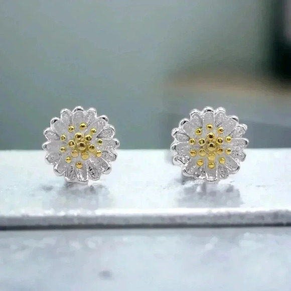🆕️Solid S925 Sterling Silver Daisy Delights Dainty Minimalist Stud Earrings - Picture 1 of 10